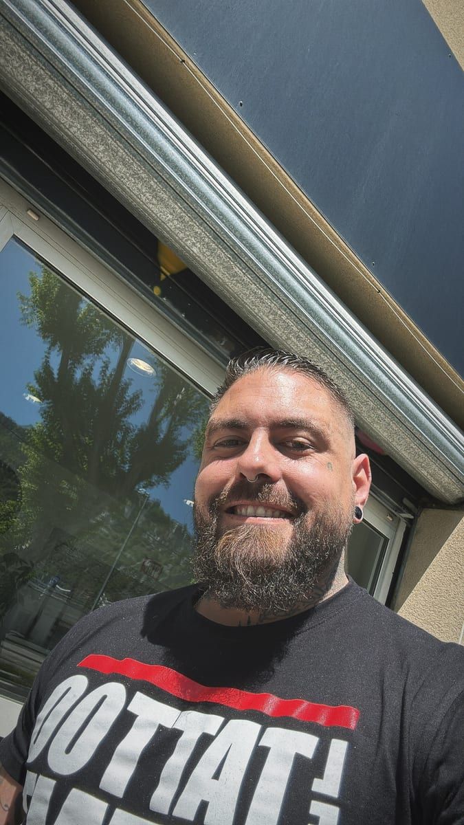 Profil de Mick, 25 ans, Cruising gay à Les Bons Villers (Hainaut)