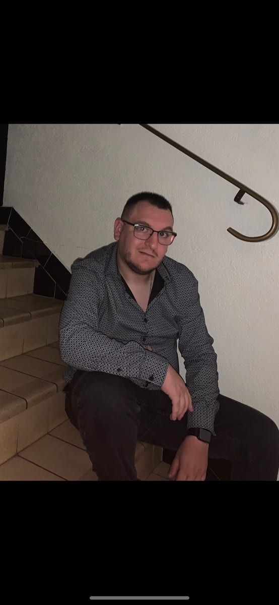 Charley - Cruising gay à Rouvroy Profil de Charley, 32 ans, Cruising gay à Rouvroy (Luxembourg)