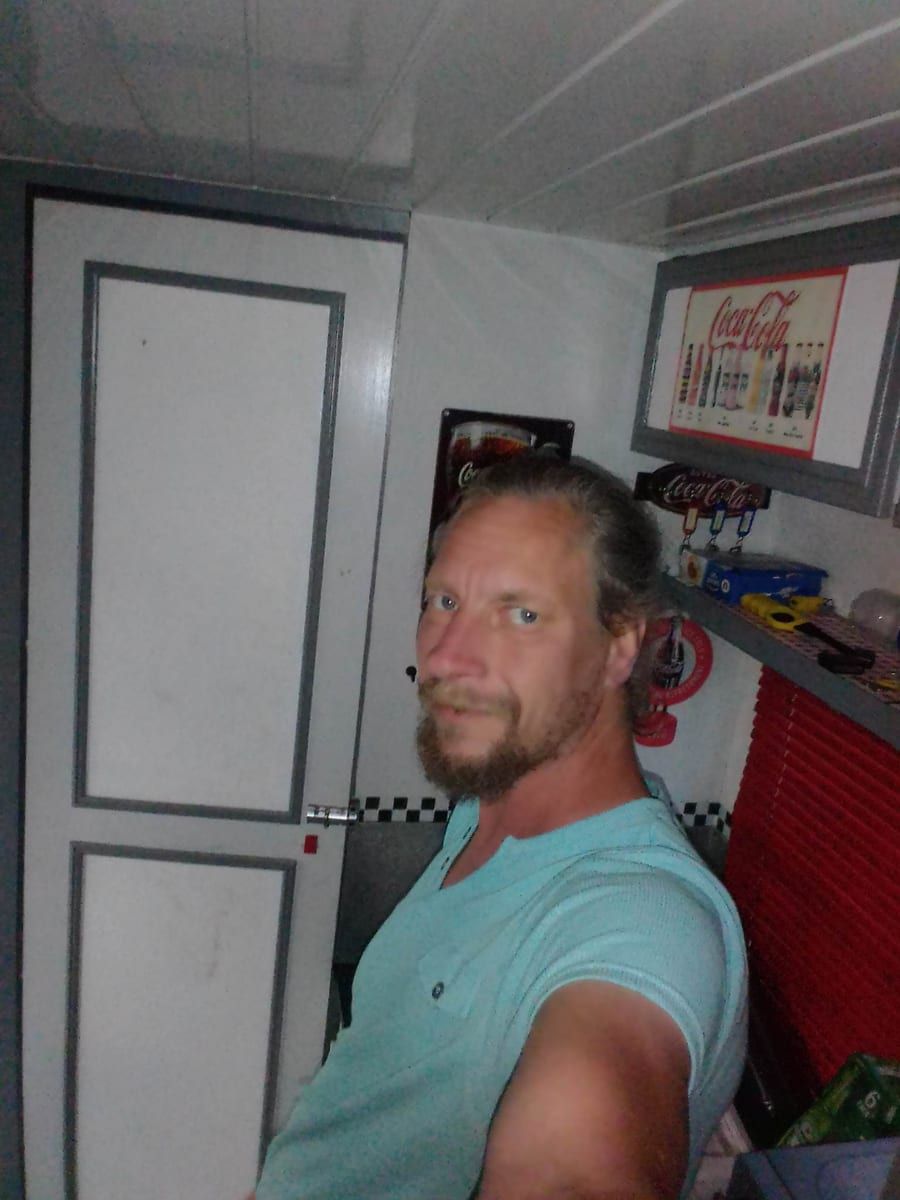 Nadji - Cruising gay à Farciennes Profil de Nadji, 35 ans, Cruising gay à Farciennes (Hainaut)