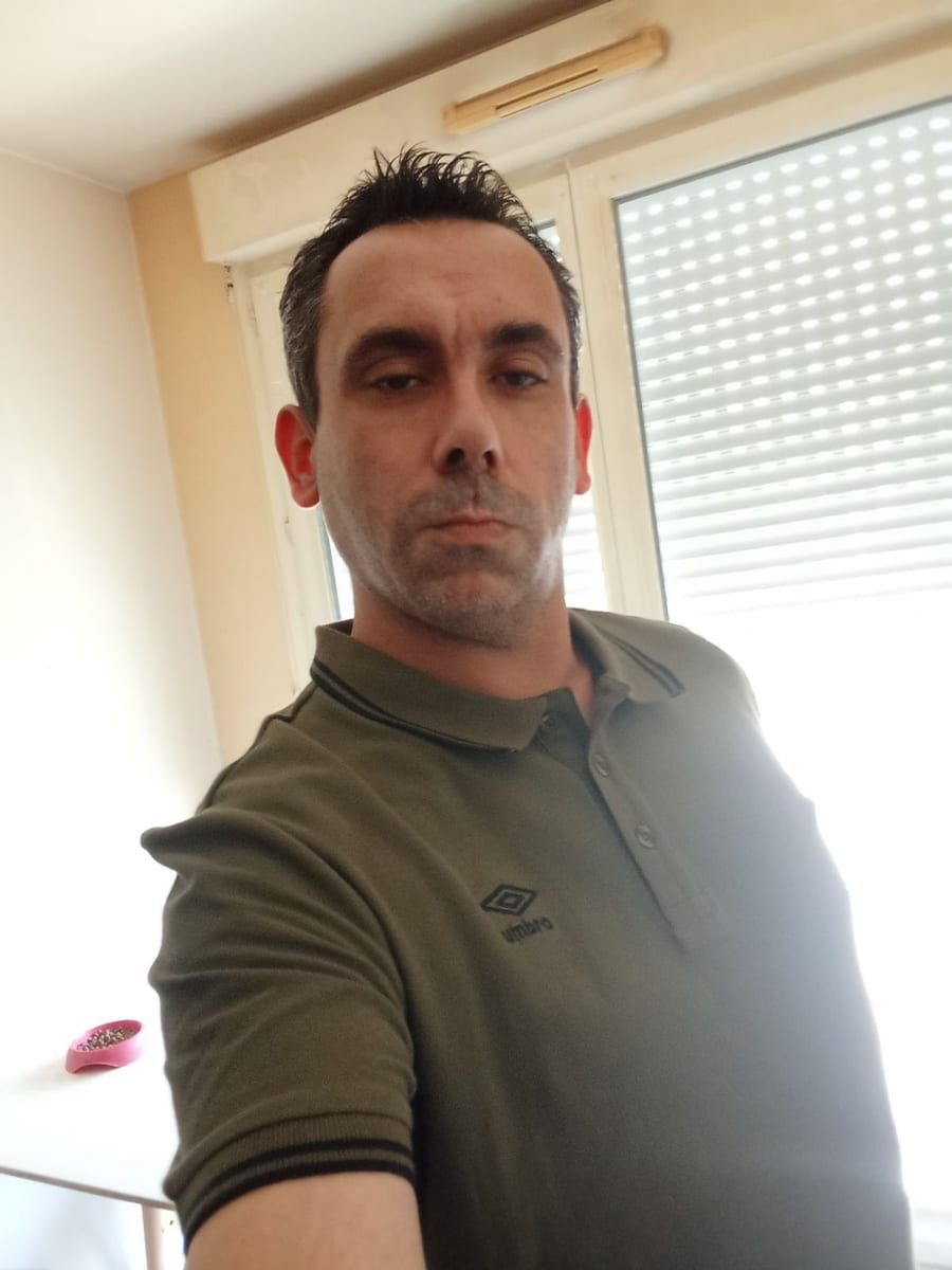 Aarone - Cruising gay à Blegny Profil de Aarone, 36 ans, Cruising gay à Blegny (Liège)